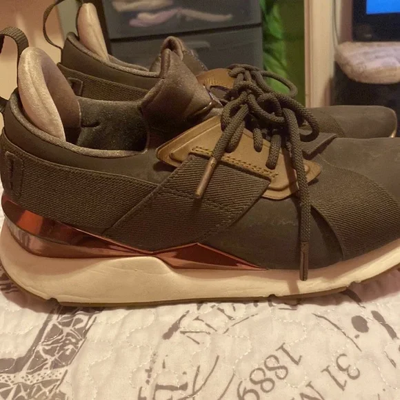 Color: Dark Green Pumas. Size: 8 - Picture 3 of 6